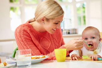 Bebek biberonla besleniyorsa ilk tamamlayıcı besinlerin tanıtılması
