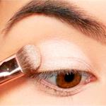 Technique de maquillage des yeux charbonneux pour les yeux gris