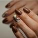 Jesienny manicure: wzór paznokci z liściem klonu